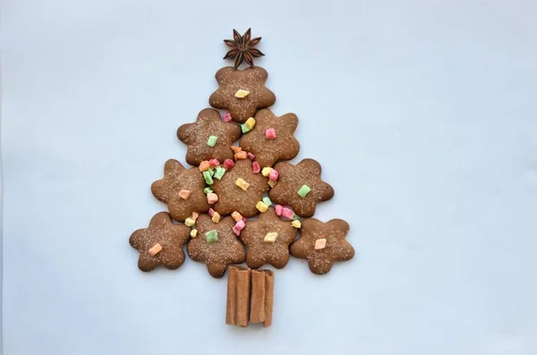 Christmas tree made of cinnamon sticks star anise decorated with colored candied pineapples — Stock Photo, Image
