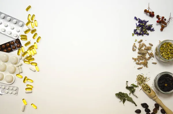 Tablet kapsülünün bir tarafında yerleşim yeri diğer tarafta kurutulmuş çay otları.