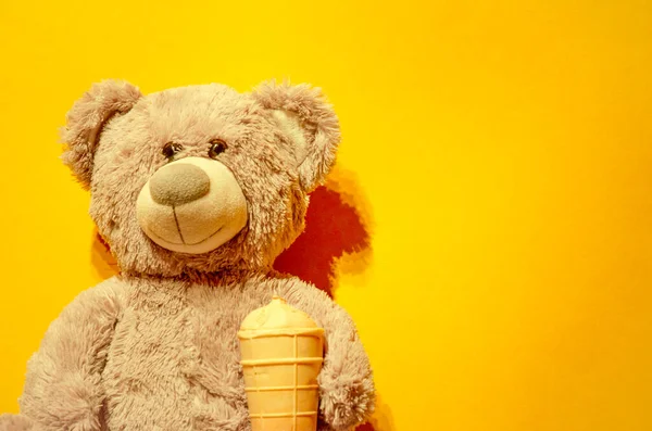 Brinquedo de urso de pelúcia cinza com sorvete no banner de fundo amarelo — Fotografia de Stock