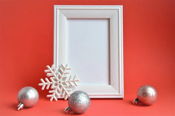 Cadre blanc pour salutations avec boules de Noël et flocons de neige sur fond rouge — Photo
