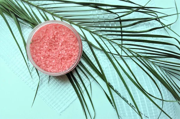 Banyo, spa ve palmiye dalları için deniz tuzu pembesi.