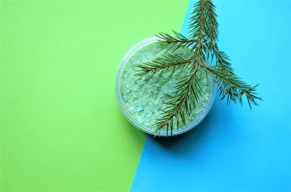 Koupel sůl na modrém a zeleném pozadí — Stock fotografie