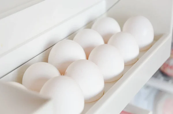 Uova bianche sul ripiano del frigorifero — Foto Stock