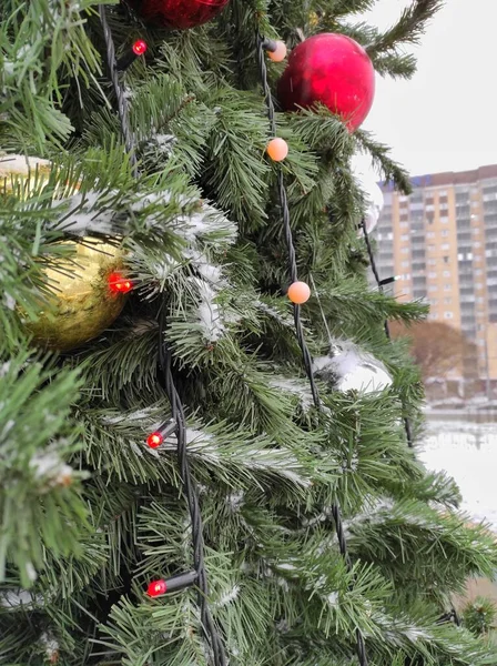 L'albero di Natale è decorato con palle e una ghirlanda in piedi sulla strada, parte dell'albero di Natale — Foto Stock