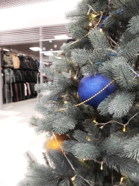 Deel van de versierde blauwe sparren in het winkelcentrum — Stockfoto