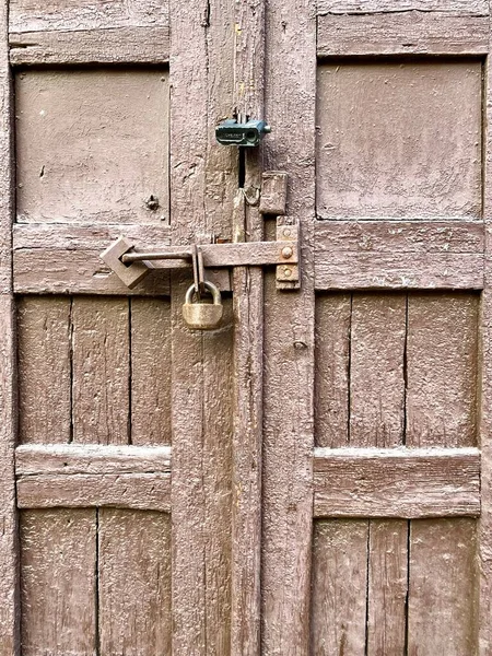 Kilitli eski püskü kahverengi bir kapı. — Stok fotoğraf