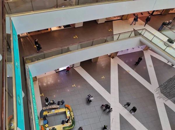 St. Petersburg, Rusya - 11 Mayıs 2021: Alışveriş merkezinde yürüyen insanlar. Üst görünüm