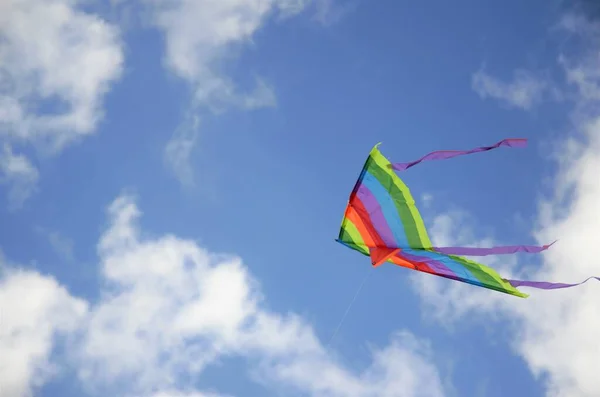Барвистий повітряний змій летить у блакитному небі — стокове фото