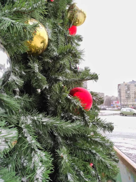 L'albero di Natale è decorato con palle e una ghirlanda in piedi sulla strada, parte dell'albero di Natale — Foto Stock