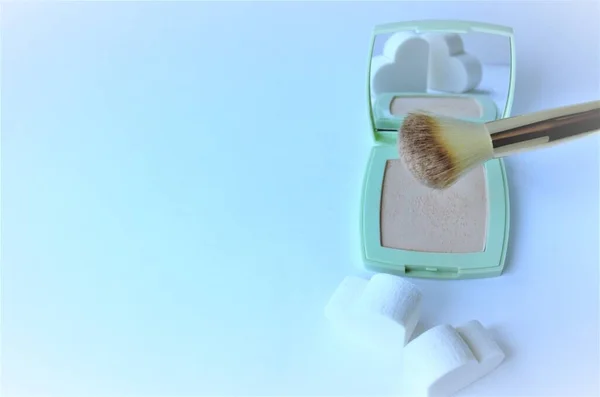 Kosmetyki w proszku ze szczotką i gąbkami — Zdjęcie stockowe