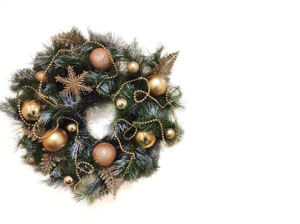 Noël, Nouvel An couronne décoration de branches d'épinette, boules, étoiles et guirlandes sur fond blanc — Photo