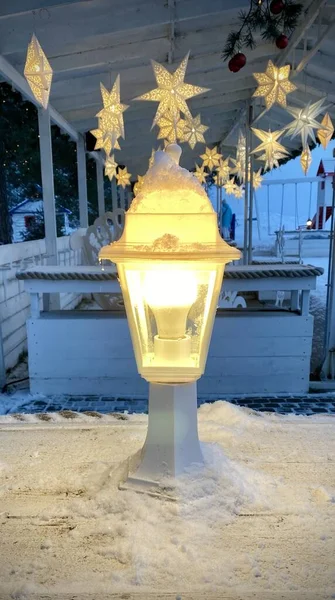 Bahçe tasarımı, kafe ve sokak için kışın el feneri.
