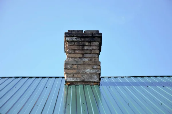 Brick chimney on the roof of the house, construction — Stock Photo, Image