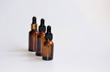 Kozmetik şişeleri beyaz arka planda üç parça, izole, minimalizm