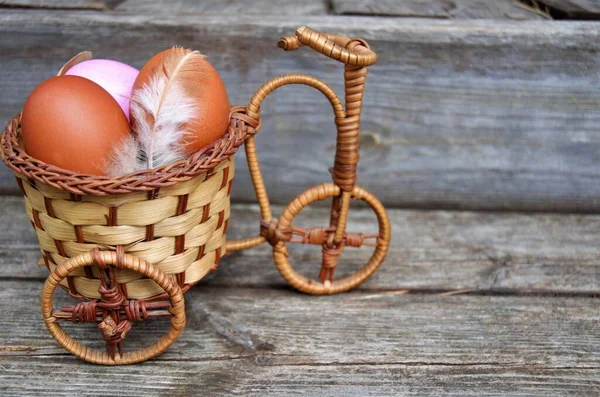 Hasır sepette tavuk yumurtası, Paskalya konsepti.