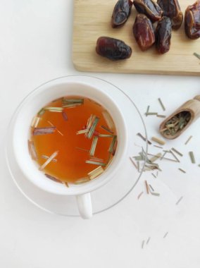 Kurumuş limon otu ve kurutulmuş hurma ile bitki çayı.