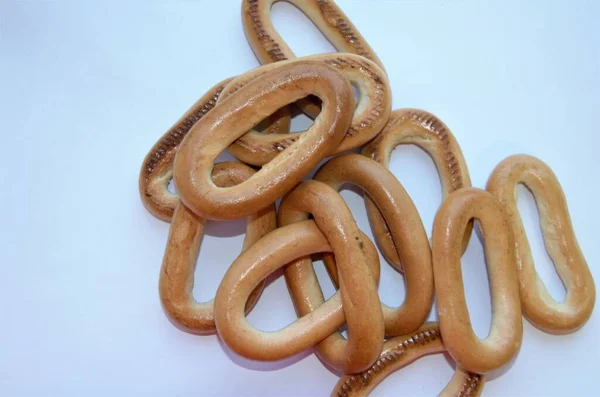 Dağda simitler, beyaz arka planda yakın plan.