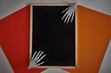 Cadılar Bayramı düzeni, iskelet fırçalı siyah yazı tahtası