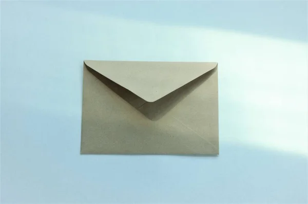 Pencerenin röfleleriyle beyaz arkaplanda bir zarf