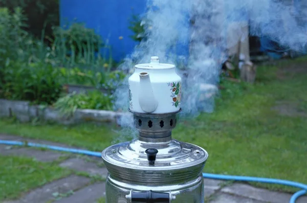 Semaver, doğada küçük bir çaydanlığı kaynatıp ısıtır.