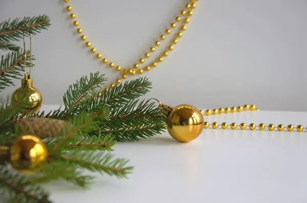 Composition Nouvel An avec branches d'épinette, jouets et perles de Noël — Photo