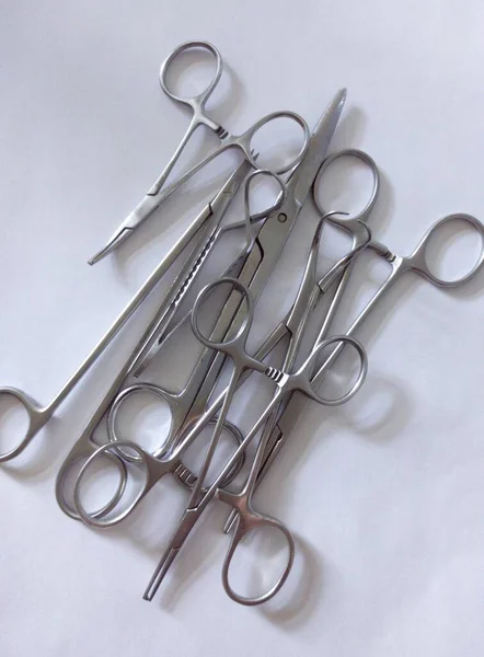 Beyaz arka plandaki doktorlar için tıbbi araç