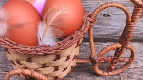 Csirke tojás egy tollas kosárban, a húsvét fogalma — Stock videók