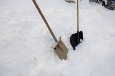 Temizlikten sonra cipsler kara sıkıştı. Biri tahta kürek, diğeri modern.