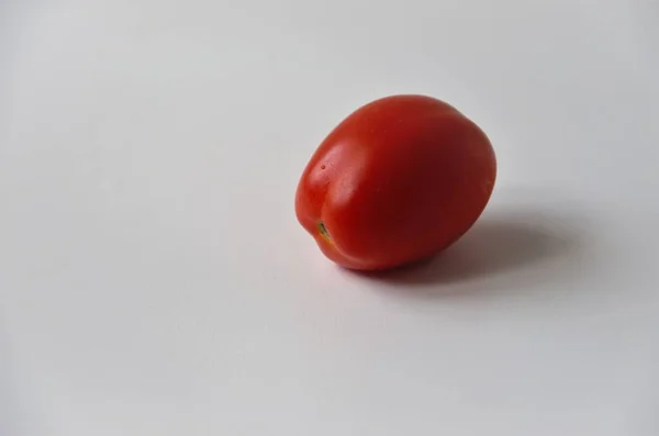 一个西红柿白色背景简约主义 — 图库照片