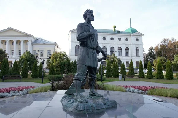 03.09.2021.Rusland Tambov. boerenmonument op het stadsplein Rechtenvrije Stockafbeeldingen