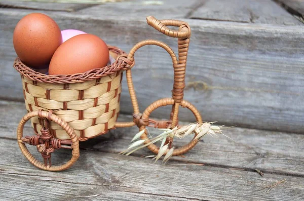 Hasır sepette tavuk yumurtası, Paskalya konsepti.