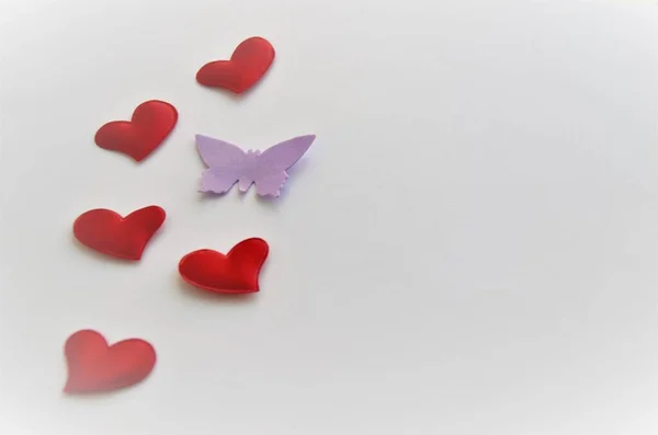 Kaydedecek bir yeri olan beyaz arka planda kırmızı kalpler, minimalizm
