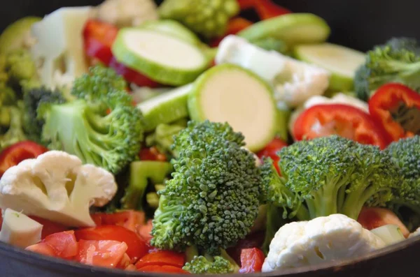 Gemüse in einer Pfanne geschnitten, Blumenkohl, Brokkoli, Zucchini und Tomaten, Zubereitung zum Braten Stockbild