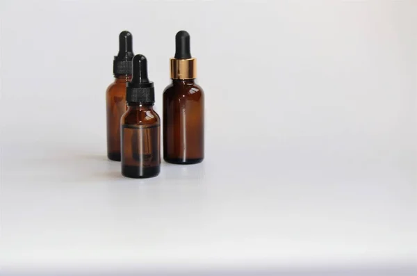 Garrafas de cosméticos três peças sobre fundo branco, isolar, minimalismo — Fotografia de Stock