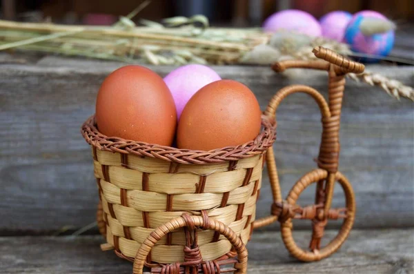 Hasır sepette tavuk yumurtası, Paskalya konsepti.