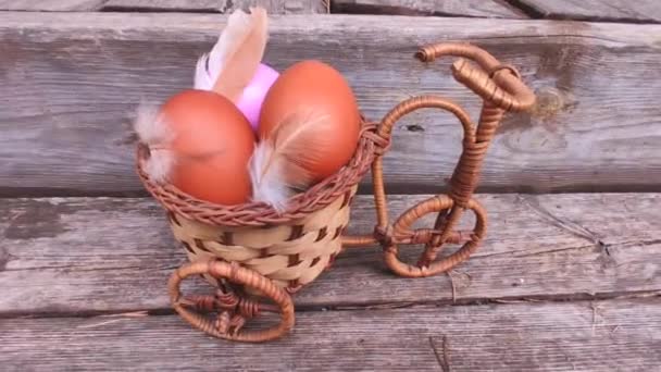 Huevos de pollo en una canasta con plumas, el concepto de Pascua — Vídeo de stock