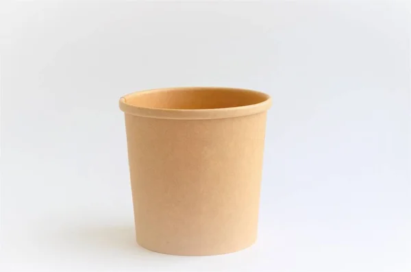 Engångs hantverk kopp på vit bakgrund, minimalism — Stockfoto