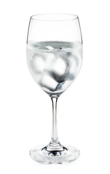 Weinglas Mit Kaltem Wasser Und Eiswürfeln Isoliert Auf Weißem Hintergrund — Stockfoto