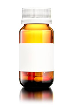 Beyaz etiketli ve plastik şapkalı 3 boyutlu kahverengi cam şişe. Mock Up için ilaç kutusu için ideal. Clipping Paths ile!