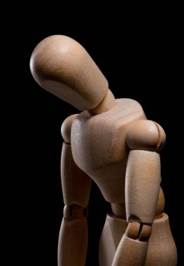 Kara Arkaplan ve Düşük Işık Ortamı ve Kırpma Yolu Üzerinde İzole Depresyonlu Tahta Bebek