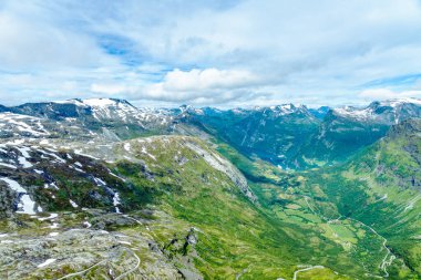 Norveç 'teki Geiranger vadisinde güzel bir hava manzarası var. Dik dağ zirveleri ve aşağıdaki verimli yeşil vadiyle. Dalsnibba Dağı 'nın tepesinden çekilmiş.