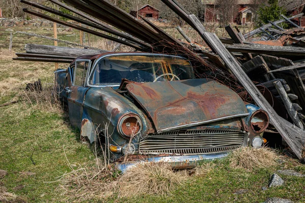 Klasyczny Samochód Lat Pięćdziesiątych Tonący Ziemi Opuszczonej Farmie Szwedzkiej Wsi — Zdjęcie stockowe