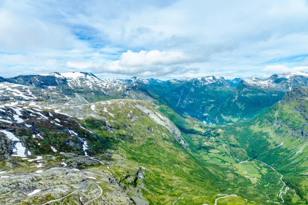 Piękny Widok Lotu Ptaka Dolinę Geiranger Norwegii Stromymi Szczytami Gór — Zdjęcie stockowe
