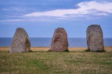 İsveç 'in Osterlen kentindeki Ales taşlarından bazıları, Baltık Denizi' nin sonsuz manzarasına sahip demir çağından kalma mistik bir kaya oluşumu.