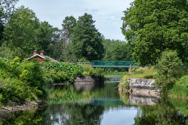 瑞典一条运河的美丽景色 绿树成荫 一面镜子般的水和夏日的阳光 — 图库照片