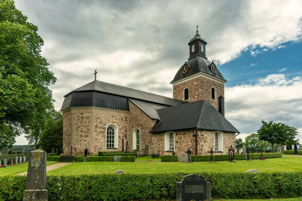 Schöne Alte Kirche Skedvi Schweden Und Ein Sehr Gepflegter Friedhof — Stockfoto