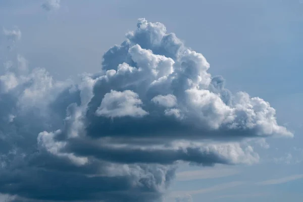 Cinza Formação Nuvens Brancas Céu Azul Nebuloso Verão — Fotografia de Stock