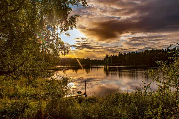 Kleurrijke Zonsondergang Aan Een Klein Meer Zweden Avonds Zonlicht Weelderig — Stockfoto