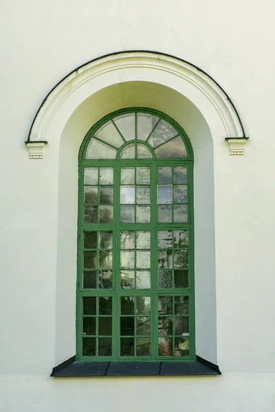 Mooi Gewelfd Groen Raam Een Witte Stenen Muur — Stockfoto