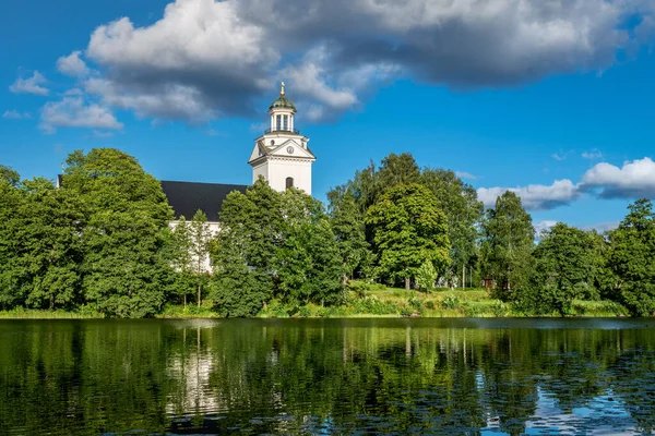 Belle Église Blanche Fagersta Suède Debout Entouré Arbres Verts Luxuriants — Photo